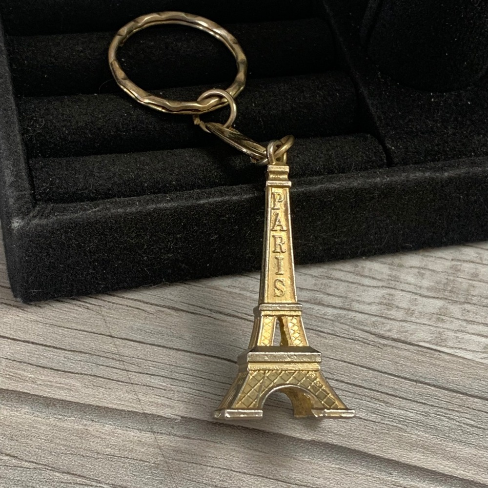 Vintage Gold Tone Eiffel Tower Paris Souvenir Keychain Bag Charm 5134